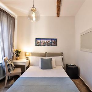 Camera piccola con letto king size